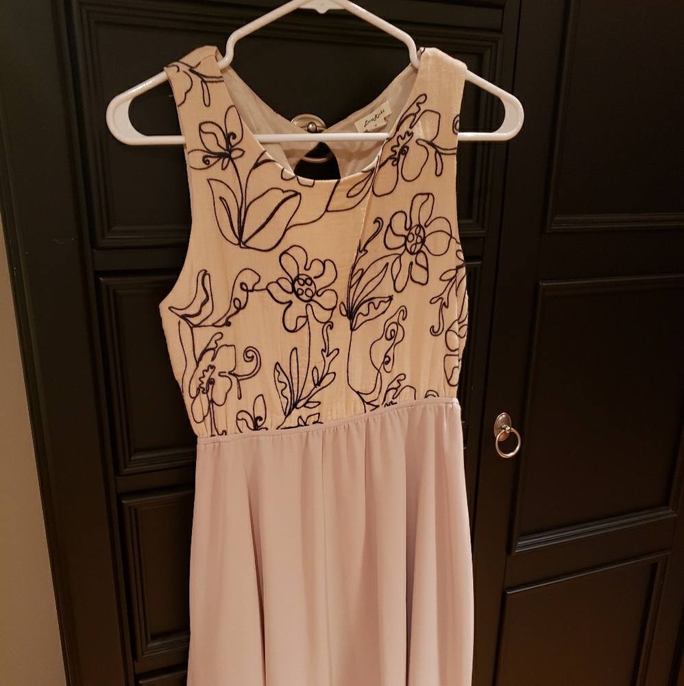 Creamy dress with floral stitching
